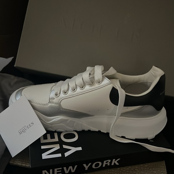 Alexander McQueen authenticated sneakers. - Picture 5 of 6